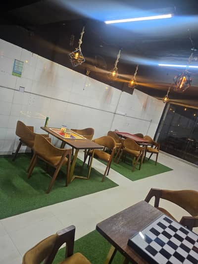 Restaurant furniture - Dining table - dining chairs - good condition