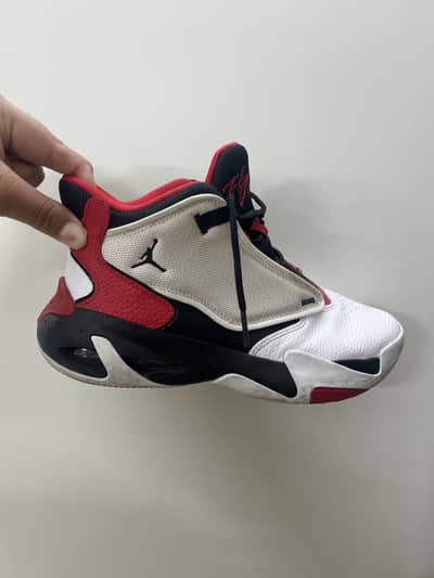 Flight jordans max aura 4