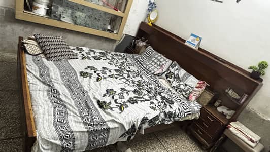 Bed set with out motley form