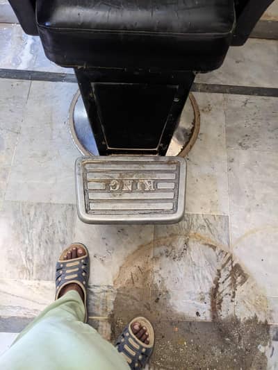 Heavy Duty Professional Barber Chair | King Size & Fully Adjustable