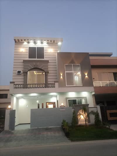 8 mrle beautiful location for sale Faisal town a block