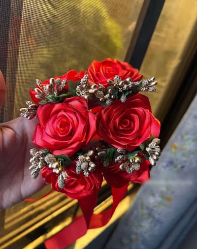 Fresh pcs order per mile ga or ap apny design ka bhi bnwa sktein hn.