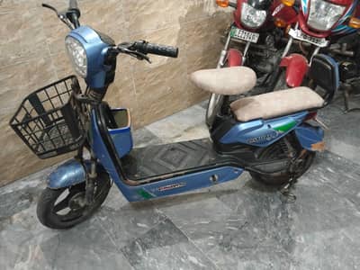 all ok both achi scoty h 35 kilo meter aram say chalti h