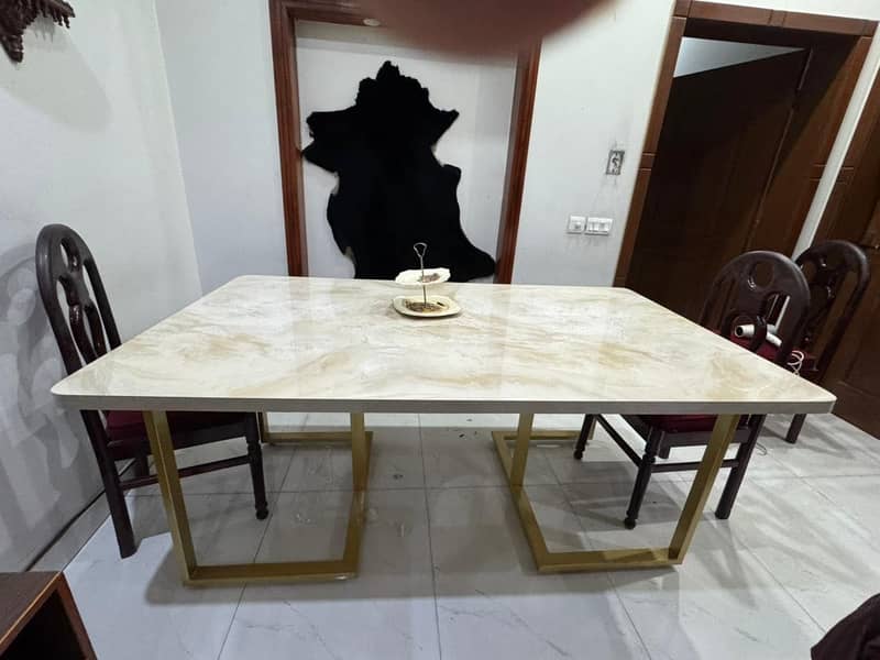Dining table a++ condition 2