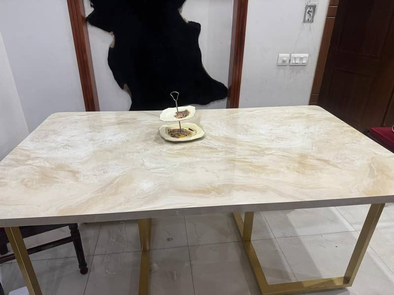 Dining table a++ condition 4