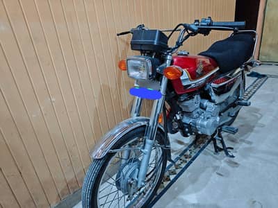 Honda 125 special edition red color