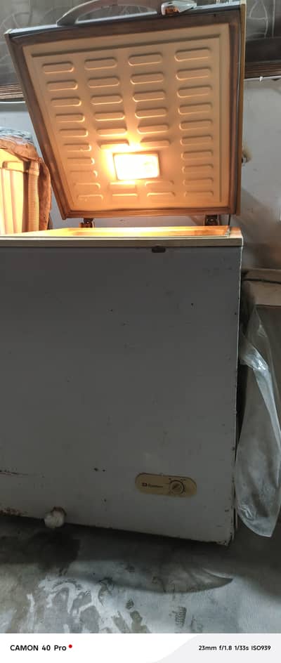 Deep freezer bilkol thek chalta hai bus condition saaf nahi opar se