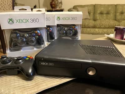 X-Box 360 (4 Controllers & 30+ Games Cd and Pre-Installed)