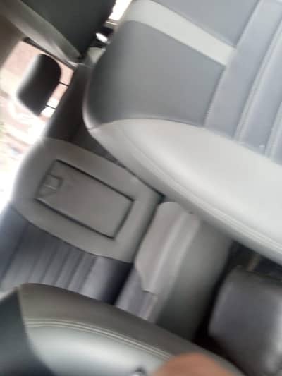 beautiful car alloy rim Lage hue hain