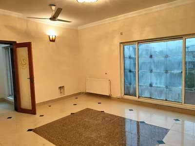 3 bedrooms & 3 bathrooms DD TV lounge & kitchen