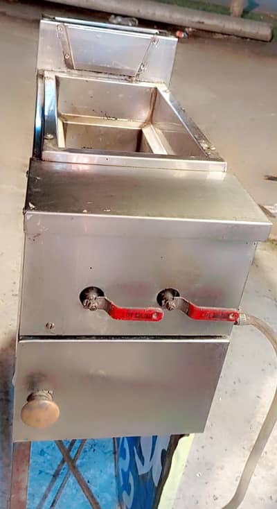only Two months used 6 liter Gas fryer with stand  for sale