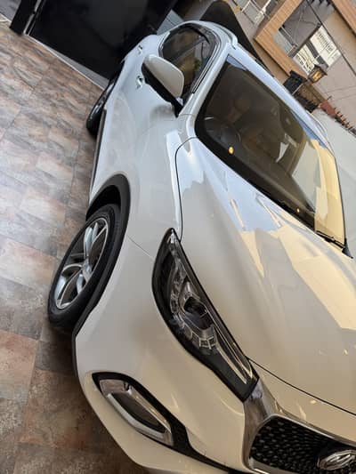 MG Hs Essence Trophy