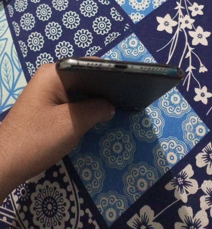 iPhone 11 Pro Max – Pristine Condition 4