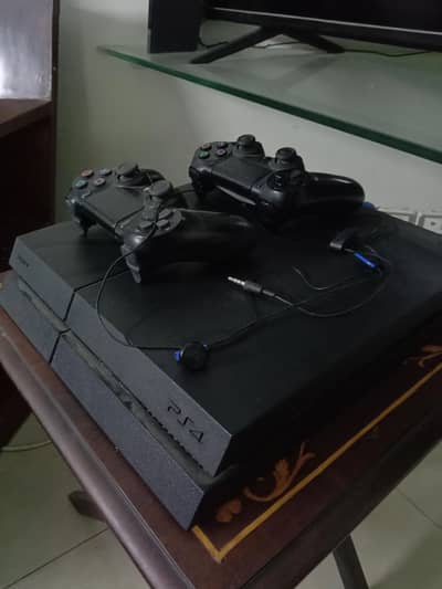 Ps4 with 2 cont and 500gb gaming hard