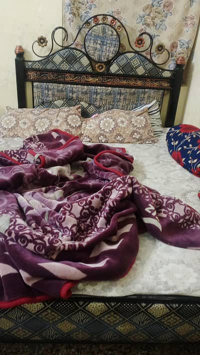 acha bed ha mara same same ha 2 bed agar koi dono Lana chia tu la sakt