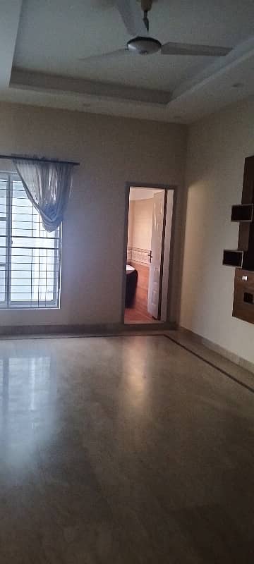 In Gulberg 3 Portion For Rent 10 Marla Upper Portion