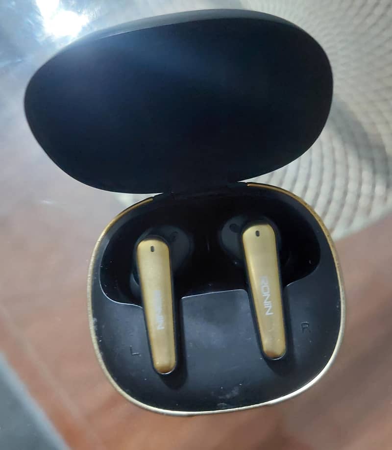 Ronin Eclipse earbuds 10/10 condition 2