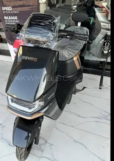 Revoo A12 Electric Scooty