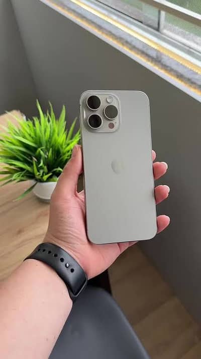 iPhone 15 pro natural taitanium