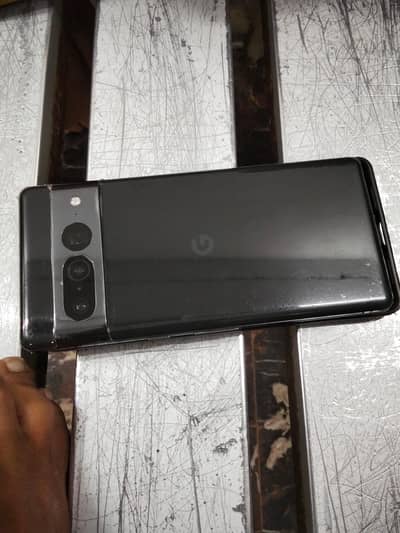 pixel 7 pro all ok just ak dot hai Jo tasveer MN dekh  sakty hai baqi