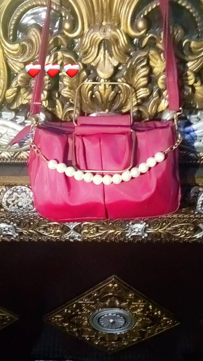 ہمارے یہاں ہر قسم کے لیڈیز بیگ دستیاب ہے 0