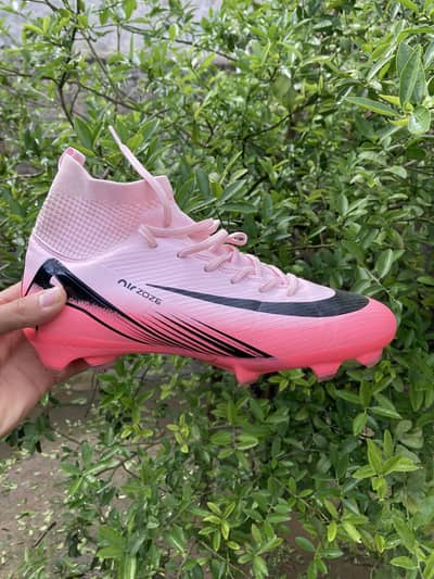 1 Brand New Football Boots – Only Used 3 Matches | Size 7.5 | 6000 PKR