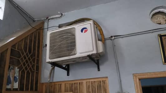 Gree ka Derh Ton Ka A. C Hai saaf suthra hai bilkul