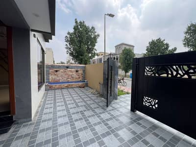 10 Marla House Available For Sale In Bahria Orchard Phase 1 Central