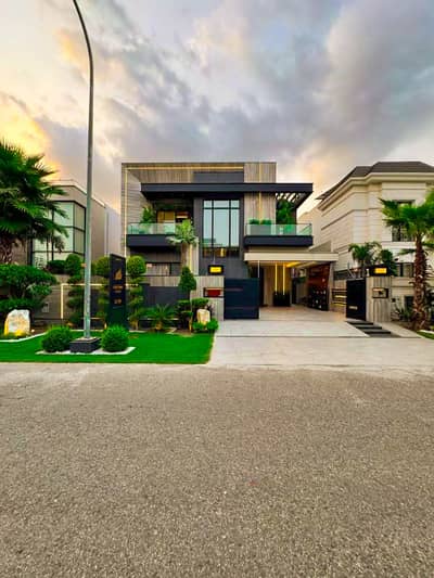 KANAL FURNISEH EYE CATCHING SUPERB LUXURY BUNGALOW FOR SALE