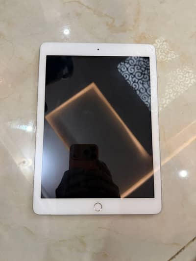 Ipad 6 th generation 128 gb sliver colour 10/10