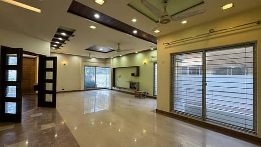 1 Kanal Lower Portion 3 Bed With Servant Quarter At Prime For Rent