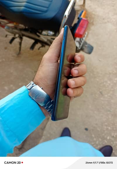 6 ram 128 memory only mobile box milgya tu dedonga gher me e hai