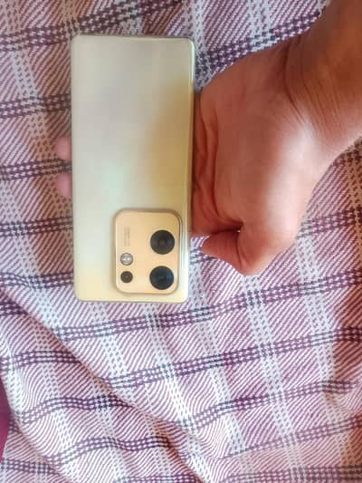 Infinix zero 30 8+8 /256 gb  condition 8 /10 with box with charger