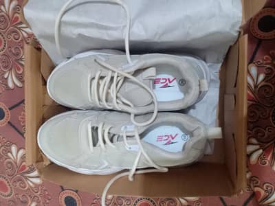Off white colour joggar Size 39