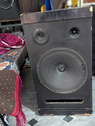 Local brand achy speaker hai khud bnwaye thy
