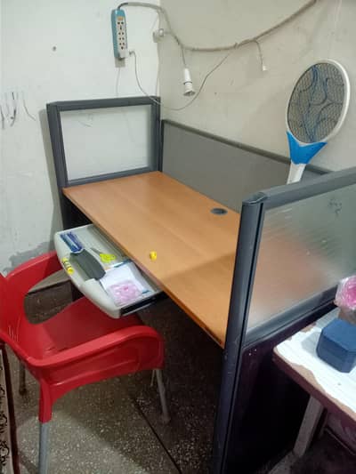 Alimuniam cover with glass Computer table