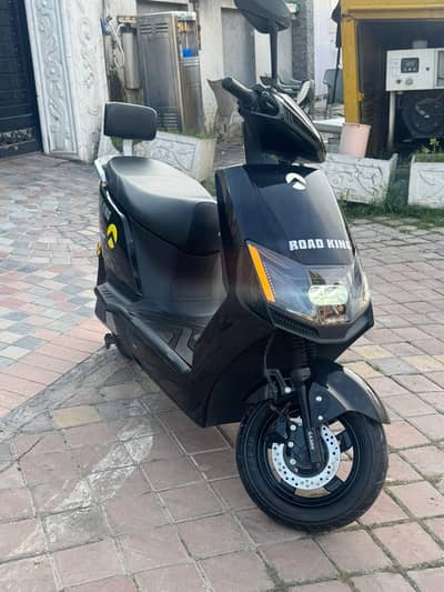 Road King Excellence scooty Electric