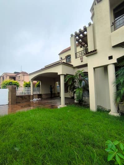 13 MARLA INDEPENDENT CORNER BEAUTIFUL HOUSE FOR RENT IN LAKE CITY