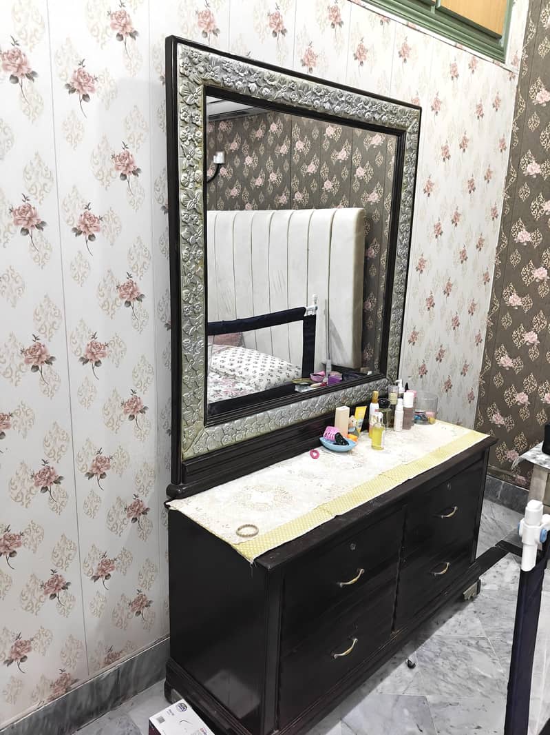 Dressing Table/vanity table 1