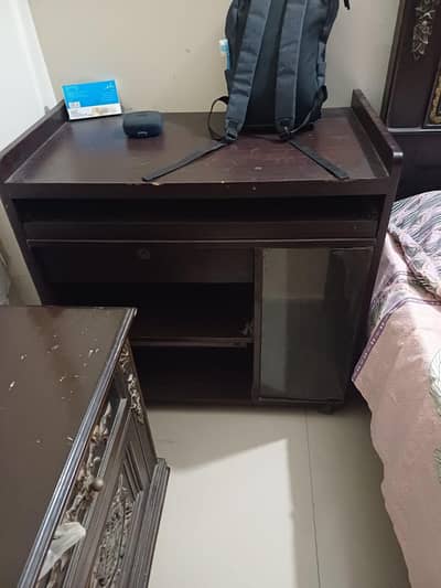 computer table with drawers,good condition