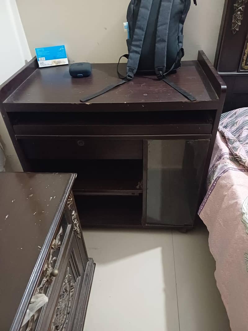 computer table with drawers,good condition 0