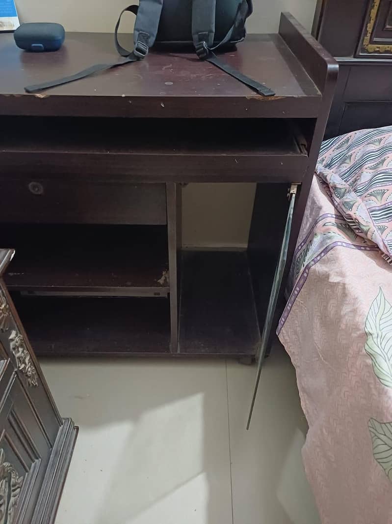 computer table with drawers,good condition 1