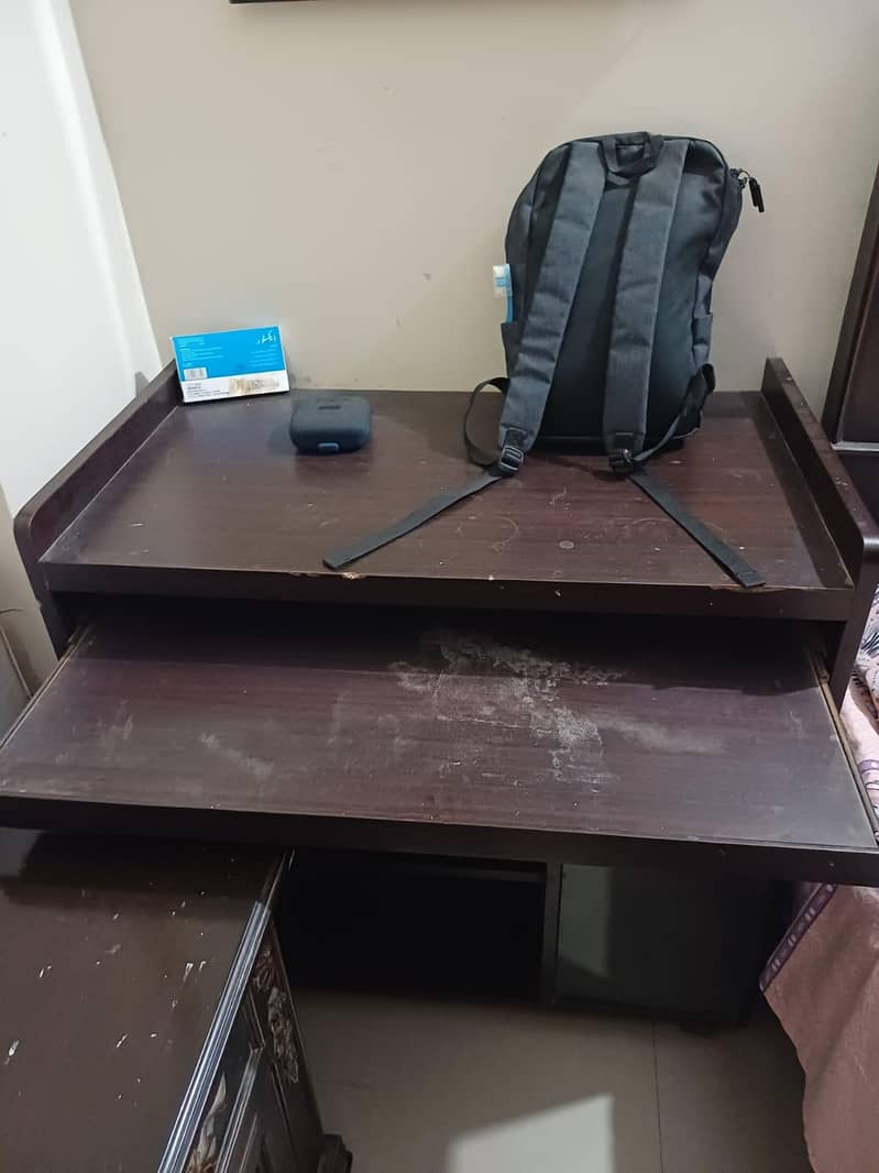 computer table with drawers,good condition 2