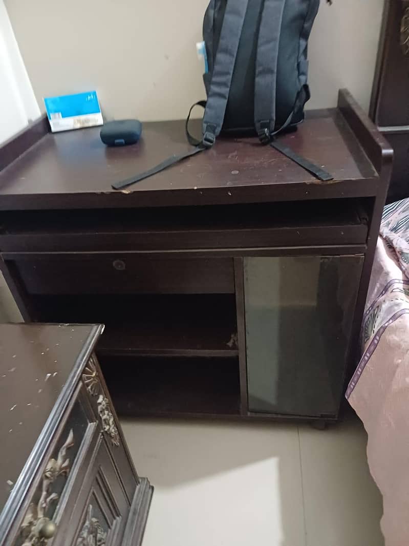 computer table with drawers,good condition 3