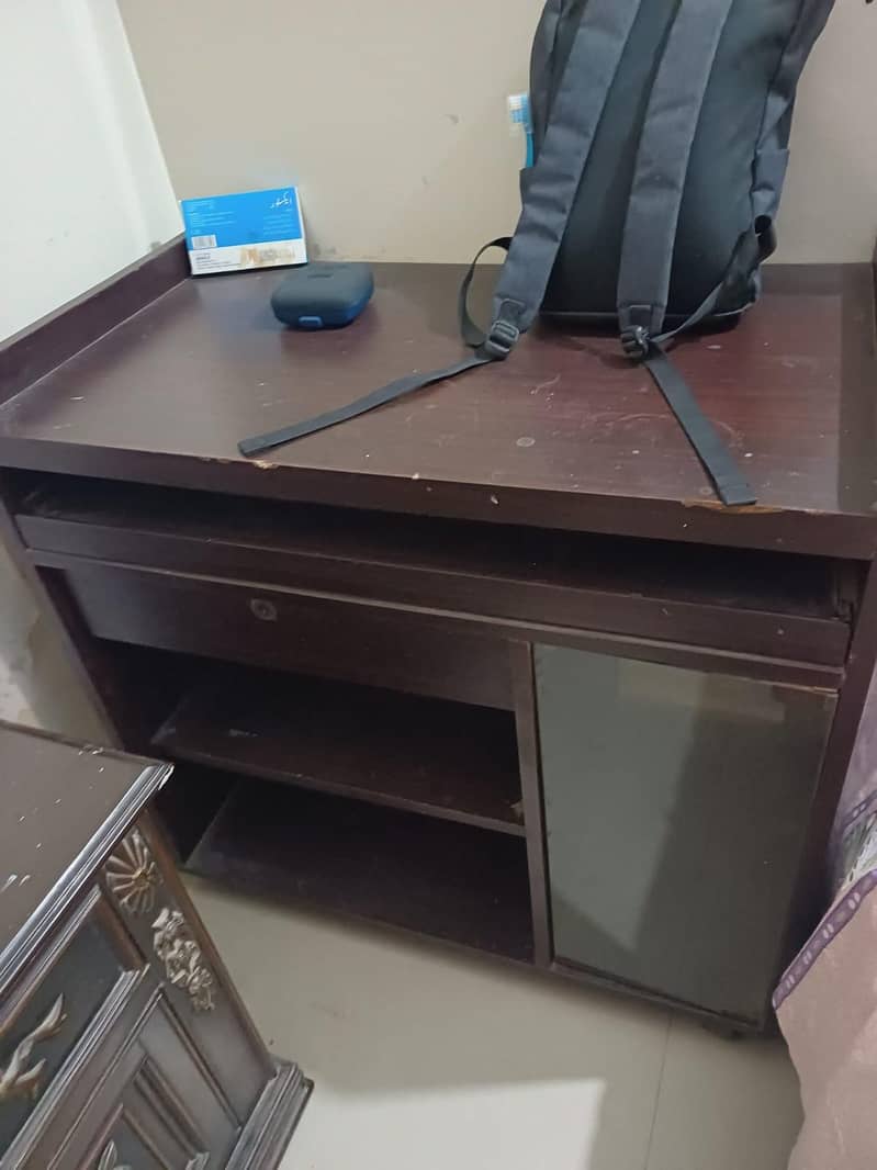computer table with drawers,good condition 4