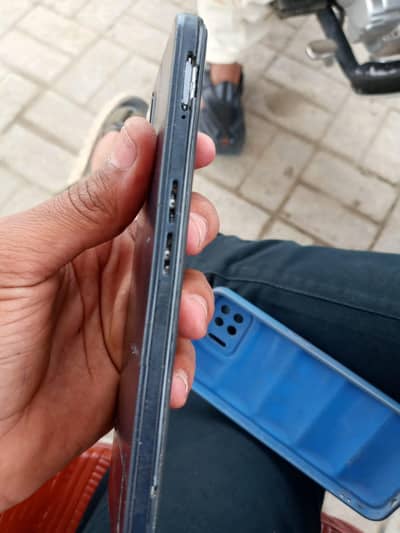 mujy 5 SE 6 ke range Mai koi mobile chahia  jis ke pass ho rabta karai