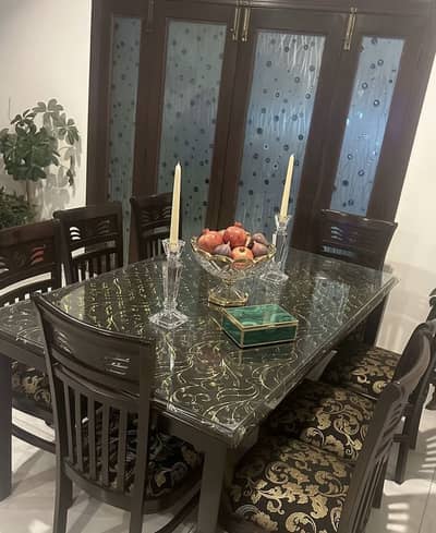 Dining table in new condition in premium wooden made