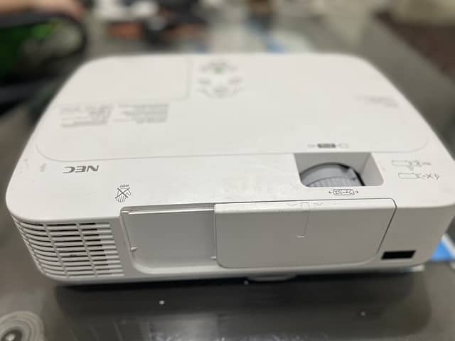 MULTIMEDIA PROJECTOR 4
