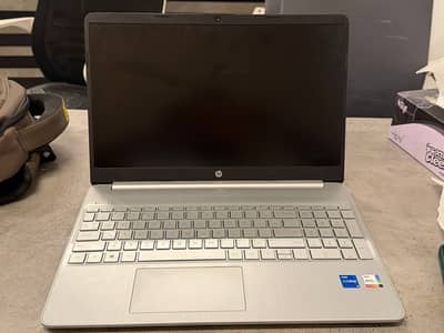 Core i5  8gb ram 1tb ssd 12th generation  128mb iris xe graphics