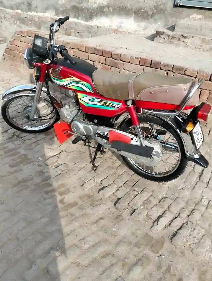 بھائی میری بھائی بہت اچھی ہے اس میں کوئی خرابی نہیں ہے اس کو بیچنا 0